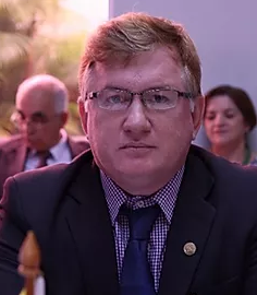 André Luiz Teixeira de Carvalho Presidente
Formado em Medicina Veterinária pela Universidade do Grande Rio – UNIGRANRIO, Pós-Graduado em Processamento e Controle de Qualidade em carne, leite, ovos e pescado pela Universidade Federal de Lavras – UFLA. Servidor de carreira do Instituto de Defesa Agropecuária e Florestal do Acre – IDAF, onde foi chefe da Unidade Local de Plácido de Castro. Atuou também como Gerente Regional de defesa e sanidade animal no Vale do Juruá e Gerente Estadual de Inspeção de Produto de Origem Animal em Plácido de Castro – AC.