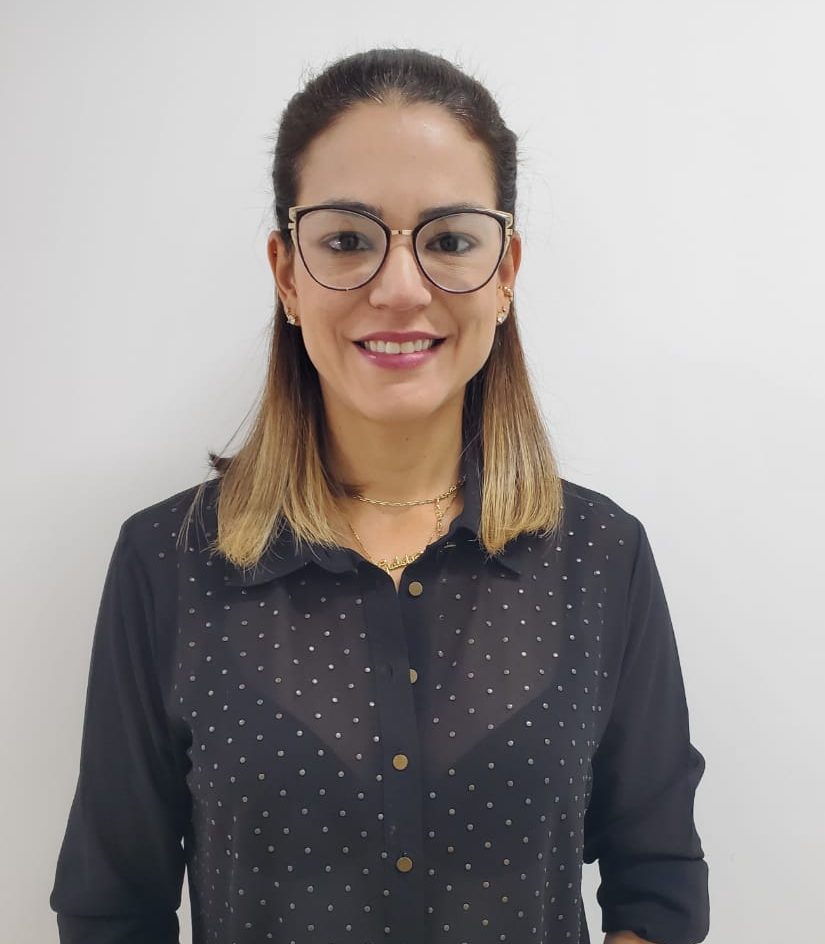 Fabiana Neves Pinto Frota Secretária Geral
Médica Veterinária graduada pela Universidade Fundação de Ensino Otávio Bastos (UNIFEOB) em 2004, deste então atua em Clínica Médica de Pequenos Animais. Em 2013 concluiu sua Pós Graduação em Clínica Médica e Cirúrgica de Pequenos Animais pela Universidade Federal de Lavras (UFLA). Tem sua Clínica estabelecida neste estado desde 2010, atuando fortemente em sua área